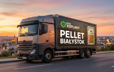 Samochód ciężarowy Agro Koplany z dostawą pelletu drzewnego w Białymstoku na tle panoramy miasta.