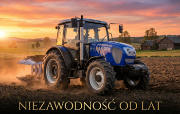 Niebieski ciągnik rolniczy Agro Koplany podczas prac polowych o zachodzie słońca – niezawodność od lat.